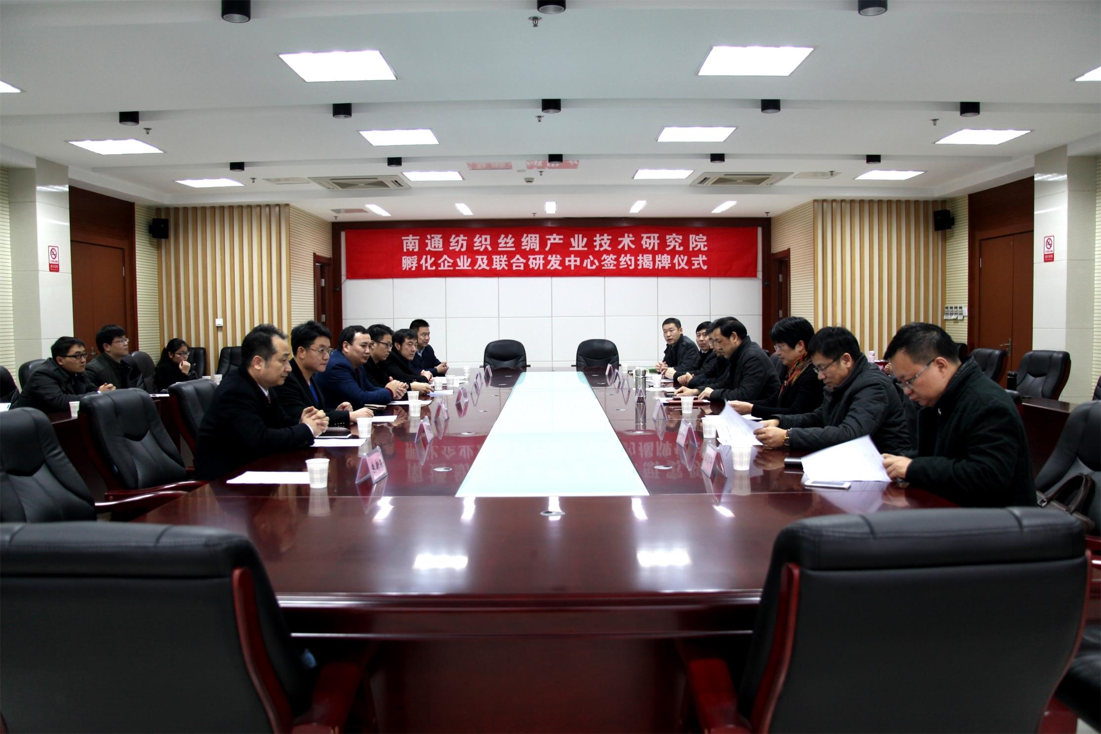 大江足球孵化企业及联合研发中心签约揭牌仪式隆重举行